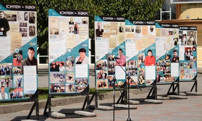 У Рівному пройшло відкриття провокаційної виставки "Комунізм = Рашизм"