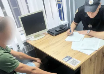 На Рівненщині поліція затримала хулігана, який демонстрував перехожим голу дупу