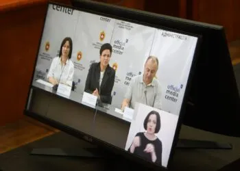 Рівненська ОДА підсилює безбар'єрність влади: до трансляцій засідань залучено сурдоперекладачів