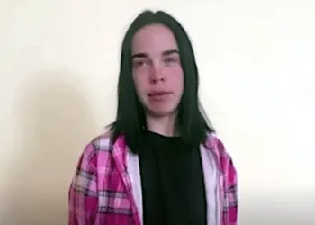 Жителька Рівненщини зняла відео для Тіктока, де вирішила станцювати під рашистський реп біля світлин загиблих Героїв