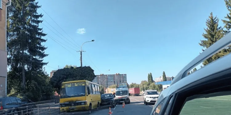 В Рівному зіткнулися маршрутка та джип: є постраждалі