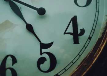 Коли переводити годинники восени 2024 року в Україні