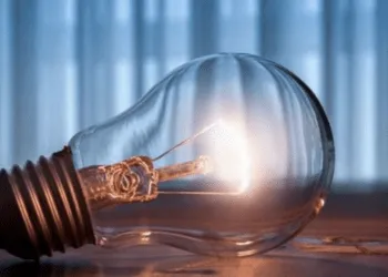 Коли українцям чекати на відключення світла: що кажуть експерти