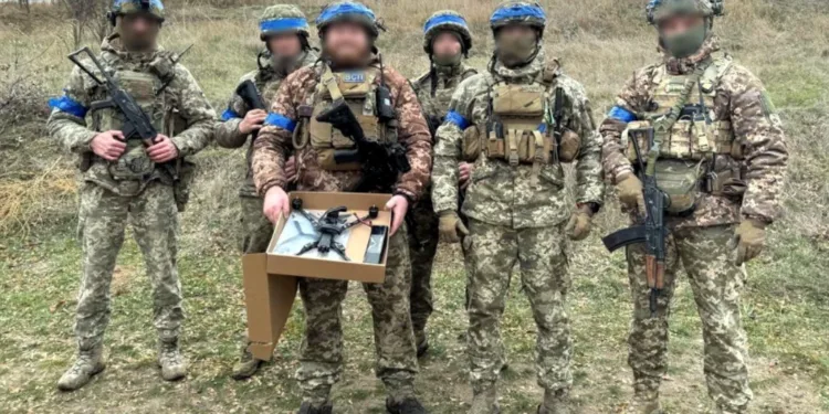 На Рівненщині військові отримали FPV-дрон, створений за кошти, які виручили за перероблення пластикових кришечок