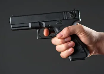 У Рівному молодик поцілив іншому в око з пневматичного пістолета