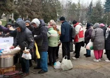 У центрі Рівного почали роздавати гарячі обіди для тих, хто опинився у складних життєвих обставинах