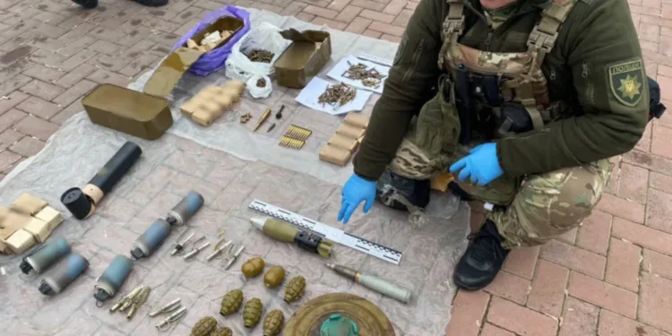 В автомобілі мешканця Рівного виявили арсенал зброї