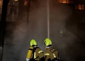 В Рівному пожежники врятували життя власнику квартири під час гасіння пожежі