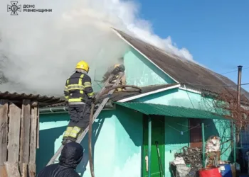 На Рівненщині чоловік потрапив до лікарні після пожежі