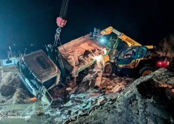 Вантажівка перекинулася у водойму біля Рівного