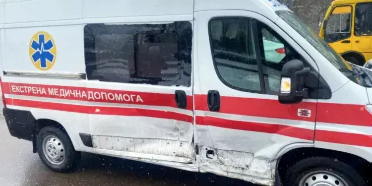 Мешканець області в Рівному врізався у карету швидкої допомоги: травмувалася жінка
