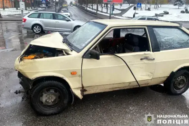 Мешканець області в Рівному врізався у карету швидкої допомоги: травмувалася жінка
