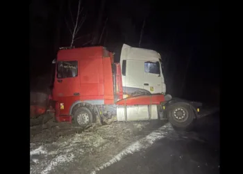 На Рівненщині два тягачі потрапили у кювет: обійшлося без постраждалих