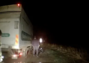 Патрульні затримали злодіїв на гарячому під час крадіжки пального