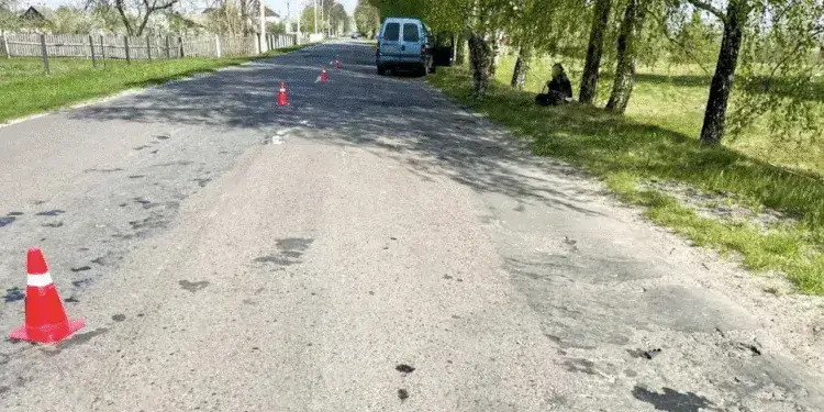 На Рівненщині юнак потрапив під колеса авто після раптового виходу з-за автобуса: у тяжкому стані в реанімації