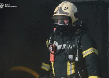 У Рівному рятувальники витягли чоловіка з палаючого будинку