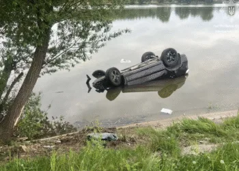 На Рівненщині нетвереза водійка потрапила в ДТП та втопила автівку
