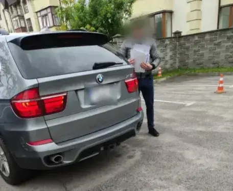 У Рівному чоловік заявив про викрадення BMW, але просто забув, де припаркував авто