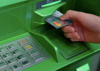 ПриватБанк повідомив про зміни: тепер банк може заблокувати переказ на картку