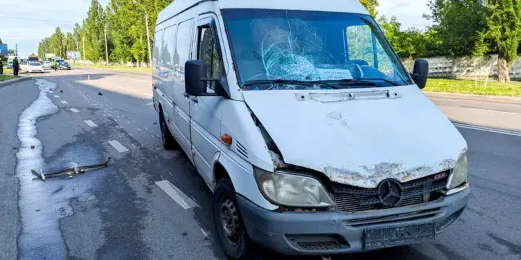 У Рівному під колесами мікроавтобуса загинув пішохід, який перетинав дорогу у забороненому місці