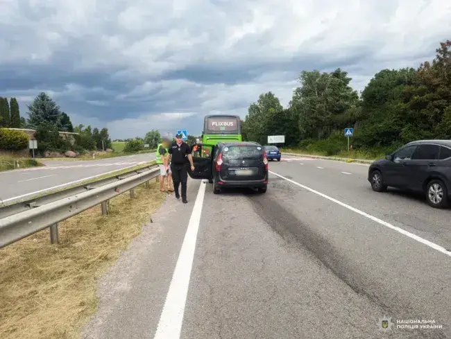На трасі біля Рівного сталася ДТП за участі легковика та міжнародного автобуса: постраждали троє дітей