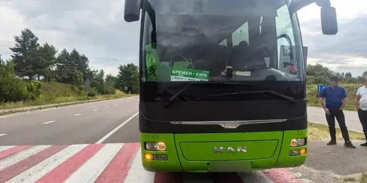 На трасі біля Рівного сталася ДТП за участі легковика та міжнародного автобуса: постраждали троє дітей