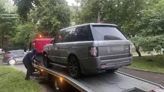 У Рівному нетверезий водій Range Rover влаштував погоню з поліцією і врізався в магазин