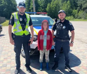 На Рівненщині поліцейські повернули додому хлопчика, який заблукав у лісі