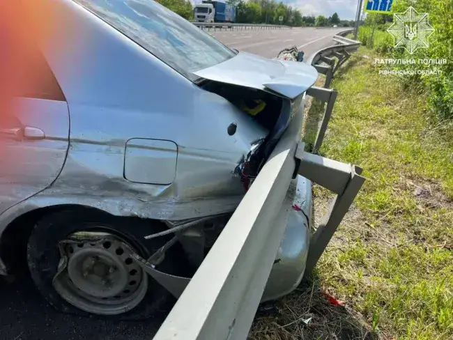 На Дубенщині KIA врізалась у відбійник: обійшлося без постраждалих