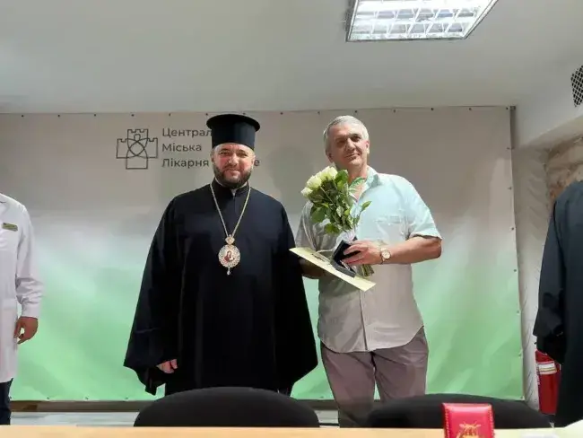 Митрополит Іларіон відвідав Рівненську міську лікарню та вручив нагороди лікарям