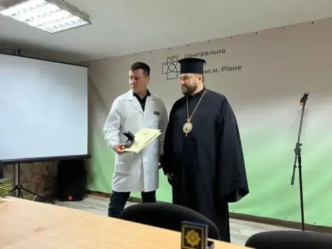 Митрополит Іларіон відвідав Рівненську міську лікарню та вручив нагороди лікарям
