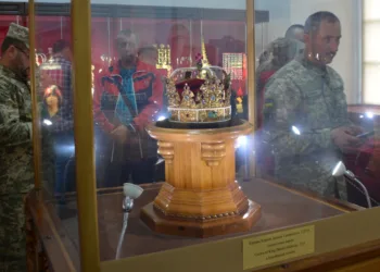 У Дубенському замку презентували масштабну культурну подію — виставку «Корони світу»