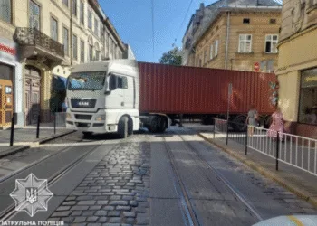 На Рівненщині тимчасово обмежать рух вантажівок через спеку