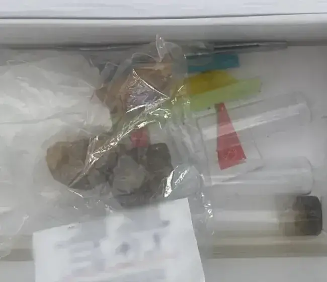 У Сарнах під час виїзду на виклик щодо домашнього насильства виявили бурштин та ймовірні наркотики
