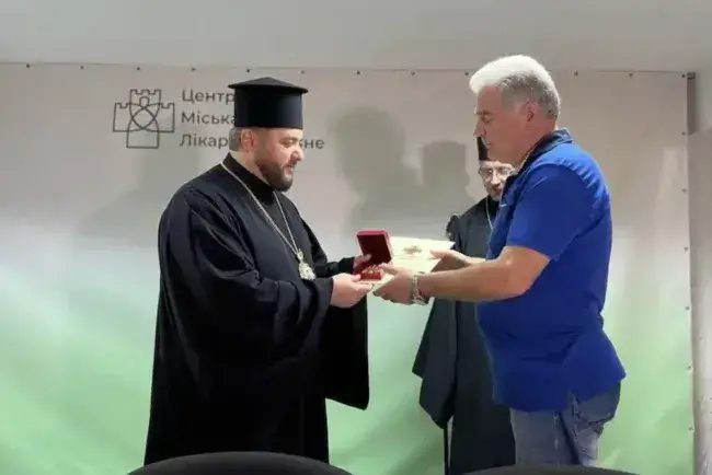 Митрополит Іларіон відвідав Рівненську міську лікарню та вручив нагороди лікарям