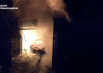 У Рівному сталася пожежа: згоріла автівка та пошкоджено гараж