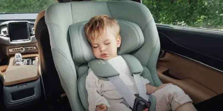 У Рівному поліцейські врятували 3-річного хлопчика, замкненого в авто