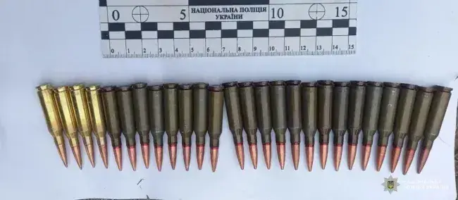 Патруль на Рівненщині зупинив порушника й виявив автомат з набоями та без дозволу на його зберігання