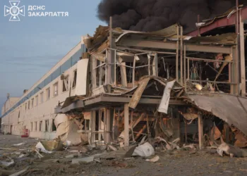 У Рівному після ранкового вибуху спалахнула пожежа: працюють рятувальники