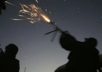 Українські військові стріляють у повітря