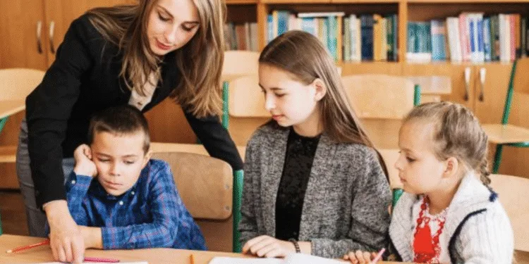 Вчителів більше не називатимуть по батькові: нові правила обговорюють у школах