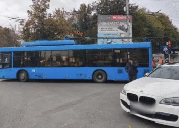 Посеред Рівного легковик та тролейбус влаштували ДТП