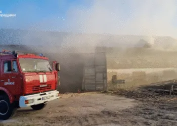 На Рівненщині рятувальники ліквідували пожежу на пилорамі