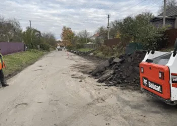 На Рівненщині ремонтують дорогу до лікарні: мешканці Острогу чекали цього роками