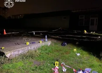 У Вараші чоловік із ножем напав на поліцейського й отримав кулю в ногу