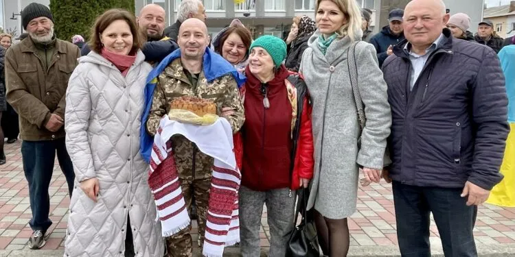 На Рівненщині зустріли військового, який повернувся з полону