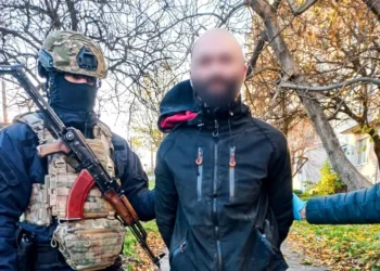 У Рівному затримали наркодилера, який намагався втекти по мотузці з третього поверху