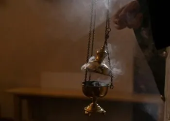 Для чего необходим кадильный уголь в церкви