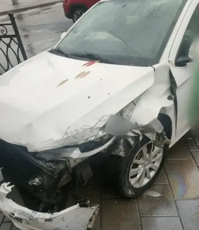 Біля драмтеатру у Рівному сталася ДТП: “Ауді” не розминулась із таксі