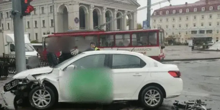 Біля драмтеатру у Рівному сталася ДТП: “Ауді” не розминулась із таксі